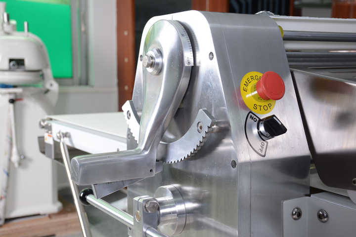 Yoslon RTS YSN-520L Commercial, Automatic Bread Baking Equipment Croissant Dough Sheeter/