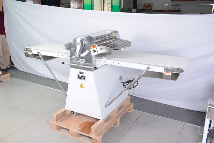 Yoslon RTS YSN-520L Commercial, Automatic Bread Baking Equipment Croissant Dough Sheeter/